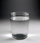 vaso con agua mineral